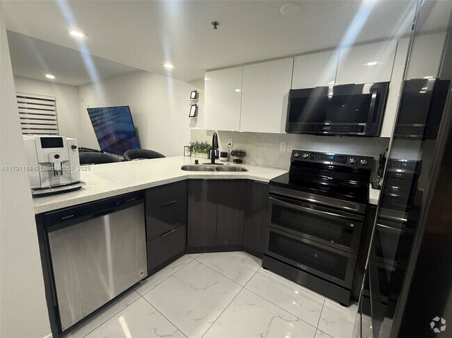 Building Photo - 55 E 4th St Unit 204 Rental