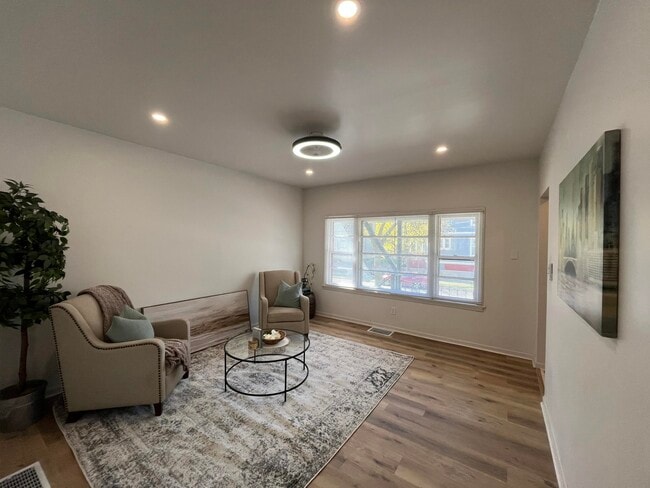 Photo - 128 E Lloyd St