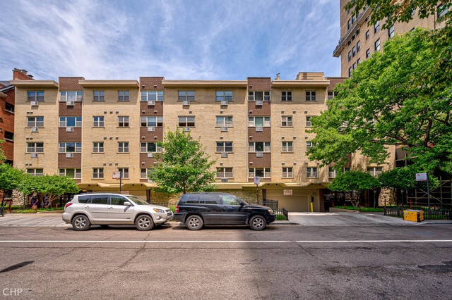 Building Photo - 420 W Aldine Ave Unit 327