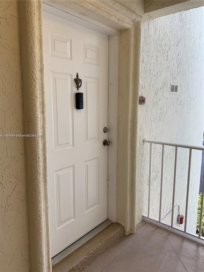 Building Photo - 9301 SW 92nd Ave Unit 204B