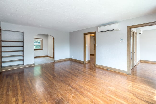 Building Photo - 19 Manor Ln Unit 2
