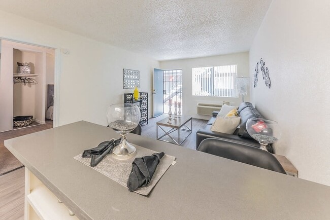 University Gardens kitchen bar - University Gardens