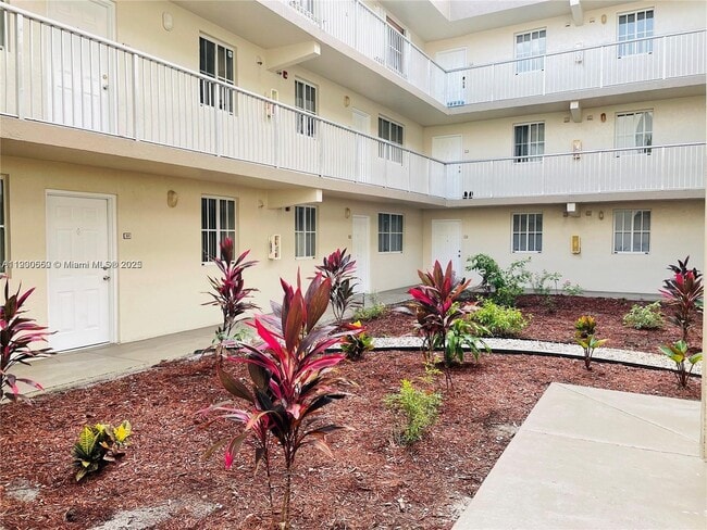 Photo - 6175 NW 186th St Unidad 102