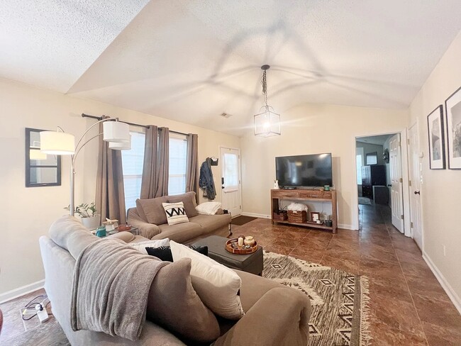 Photo - 200 Glenlea Ln
