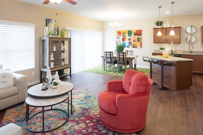 Comedor/ cocina de Sydney - The Villages of Burlington