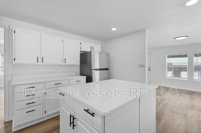 Photo - 405 Falletti St