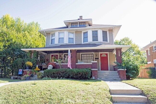 Photo - "Charming 3 Bedroom with Hardwood Floors i...
