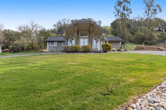 Building Photo - 9168 Eastside Rd