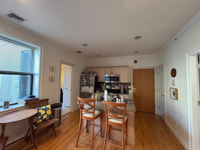 Building Photo - 454 Hanover St Unit 8 Rental