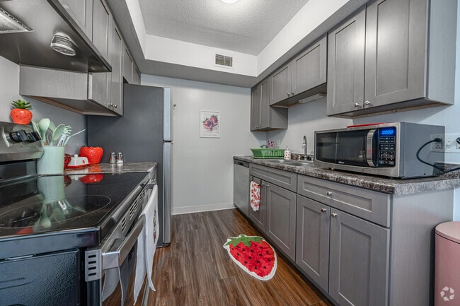 1BR, 1BA - 725SF - Kitchen - Glenbrook Apartments