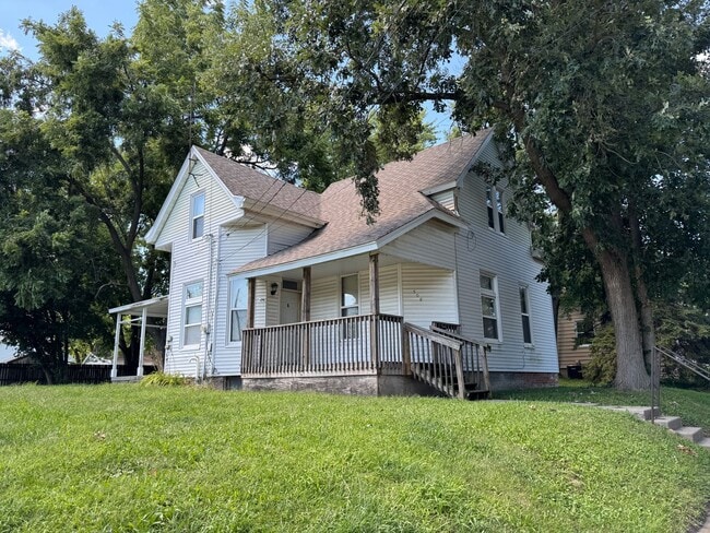 Spacious 3 Bedroom Home - Close to Downtown! - Spacious 3 Bedroom Home - Close to Downtown!