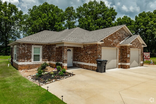 outside - Oak Tree Manor Duplexes