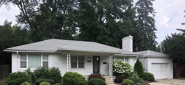 Building Photo - 1749 E Maple Rd