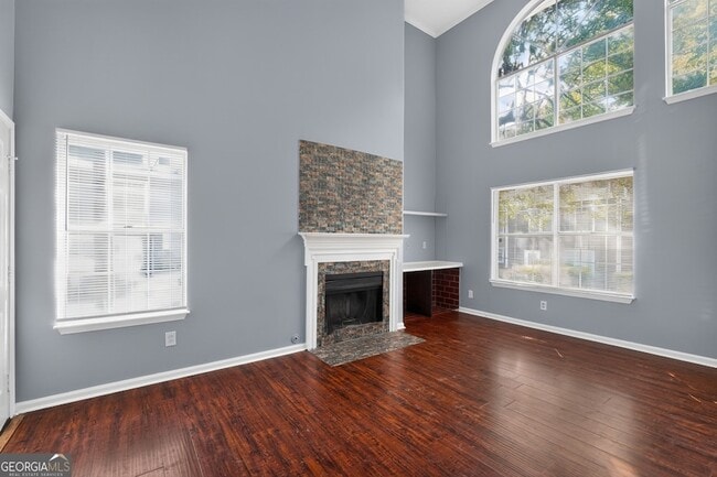 Photo - 1024 Wiltshire Way NW