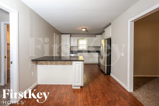 Photo - 607 NE Main St