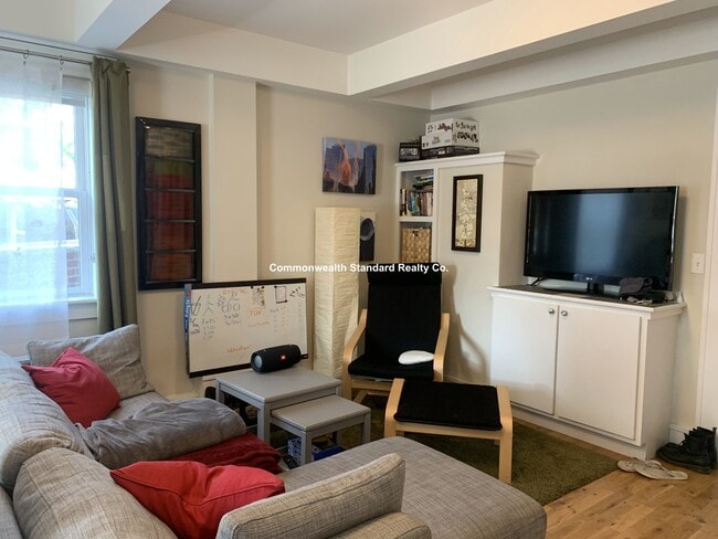 Building Photo - 126 Charles St Unit 2