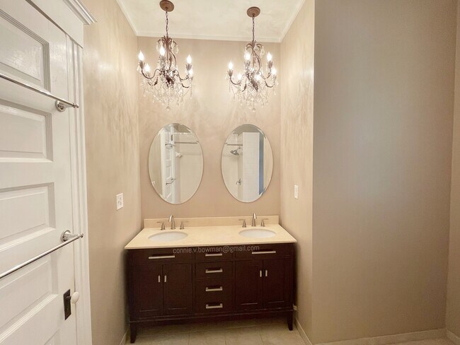 Double Vanity in Bathroom - 4340 Ashland Ave Unidad 2