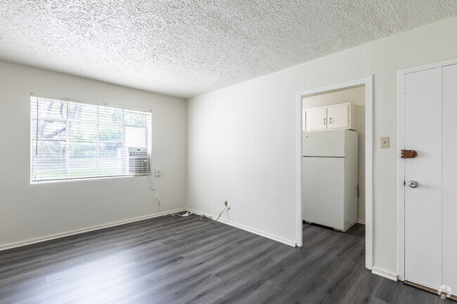 2BR, 1BA - 610SF