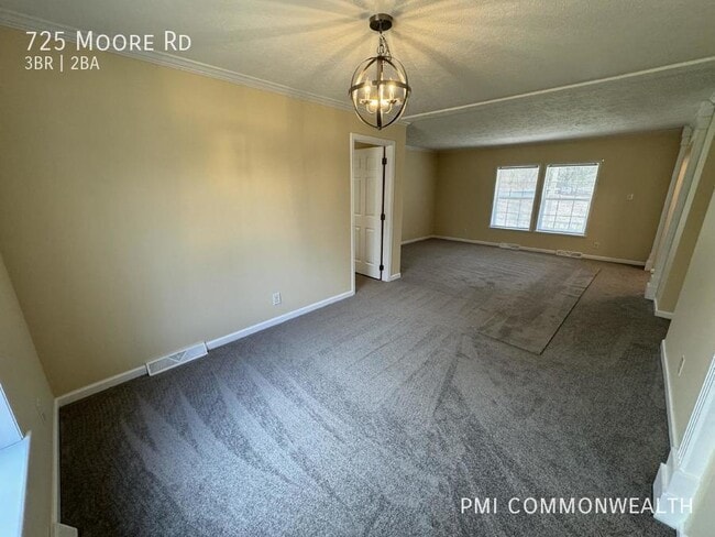 Photo - 725 Moore Rd