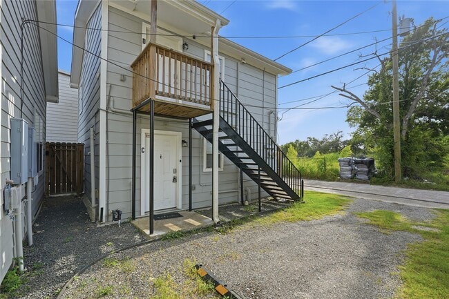 Building Photo - 2620 Delafield St Unit C