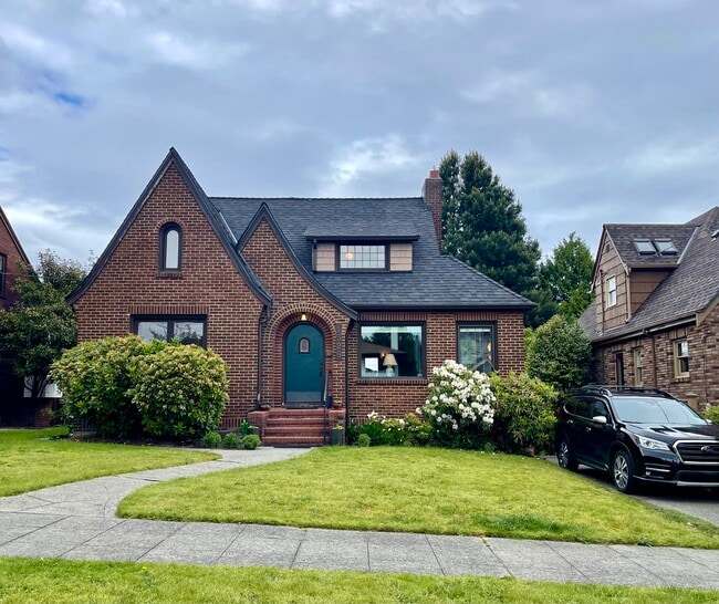 Photo - 1526 Thorndyke Ave W House