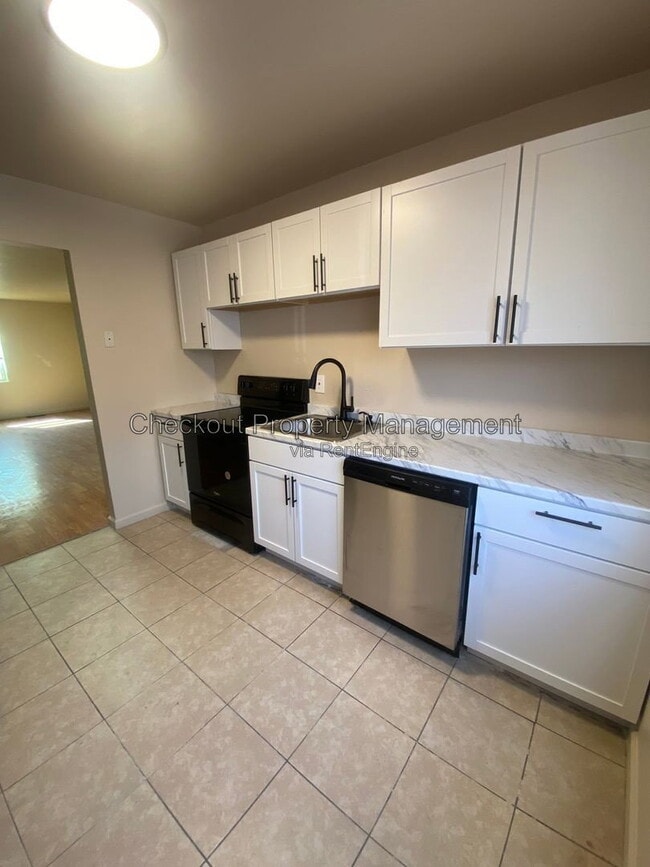 Building Photo - 9997 Sloane Square Unit D