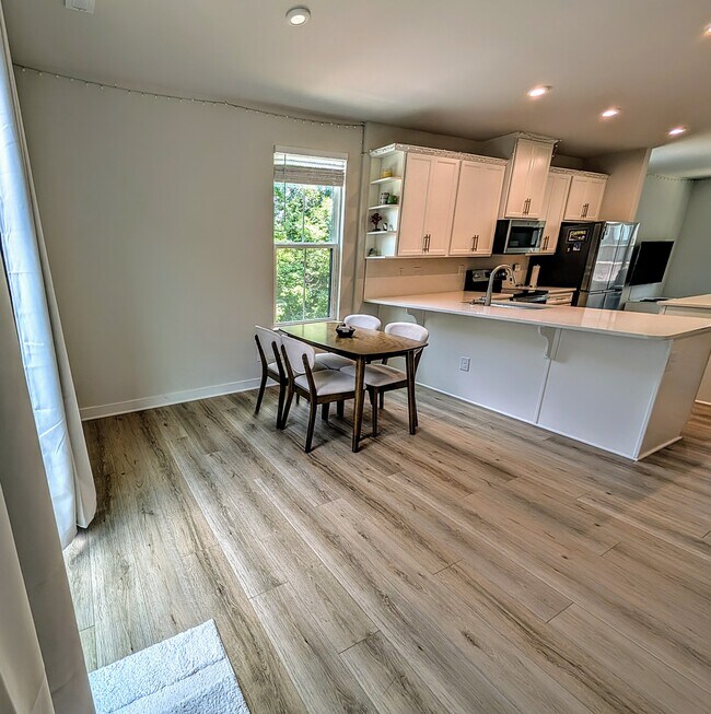 Comedor - 460 Spearfield Ln