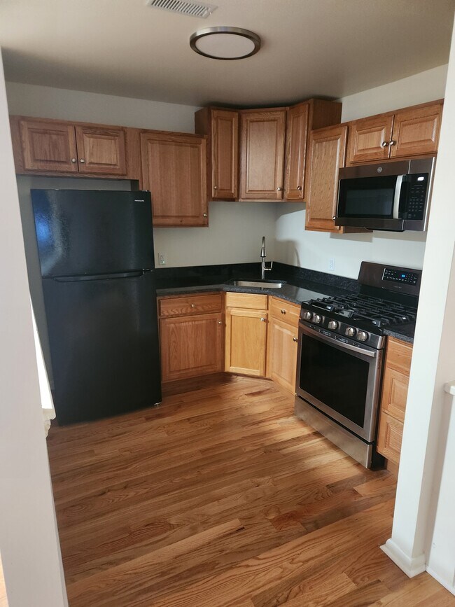 Building Photo - 14 S Indian Valley Ct Unit 14