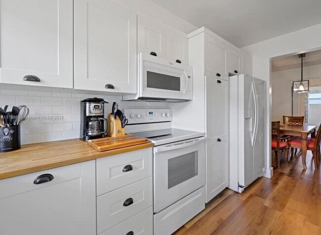 Building Photo - 161 NE 10th Ave Rental