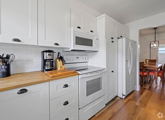 Building Photo - 161 NE 10th Ave Rental
