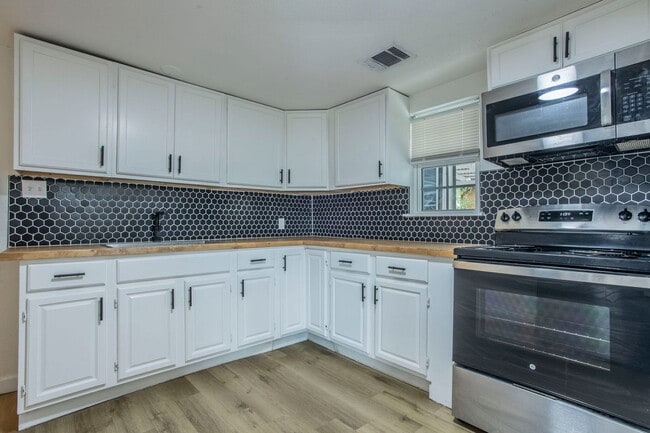 Photo - Modern Comfort and Convenience  4BR/2BA Home in San Antonio Available Now!