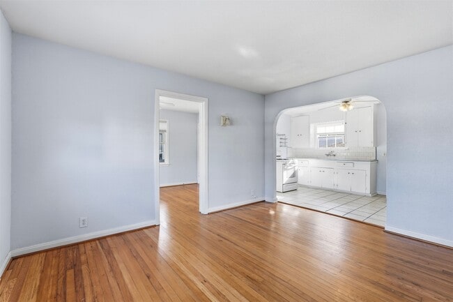 Photo - 2223 Singleton St