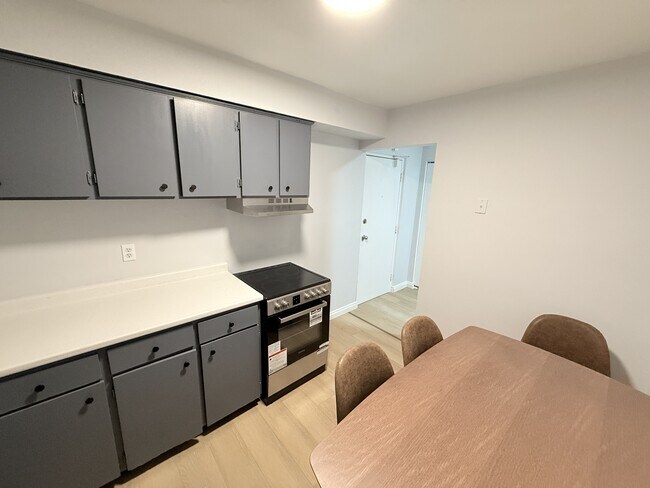 Photo - 1989 Wyandotte St W Unit 703