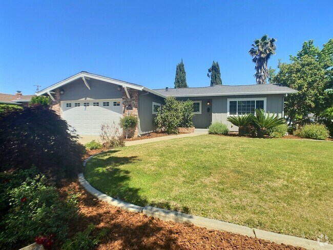 Building Photo - Spacious 4 Bed/ 2 Bath House in the Quiet ...