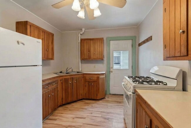 Photo - 30-32 Sherman St - Lakefront Living, Right in the Heart of Burlington Unit 30-2