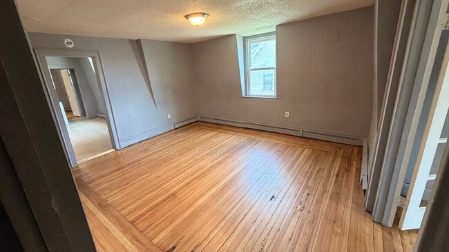 Building Photo - 1599 Chapel St Unit Apt 3