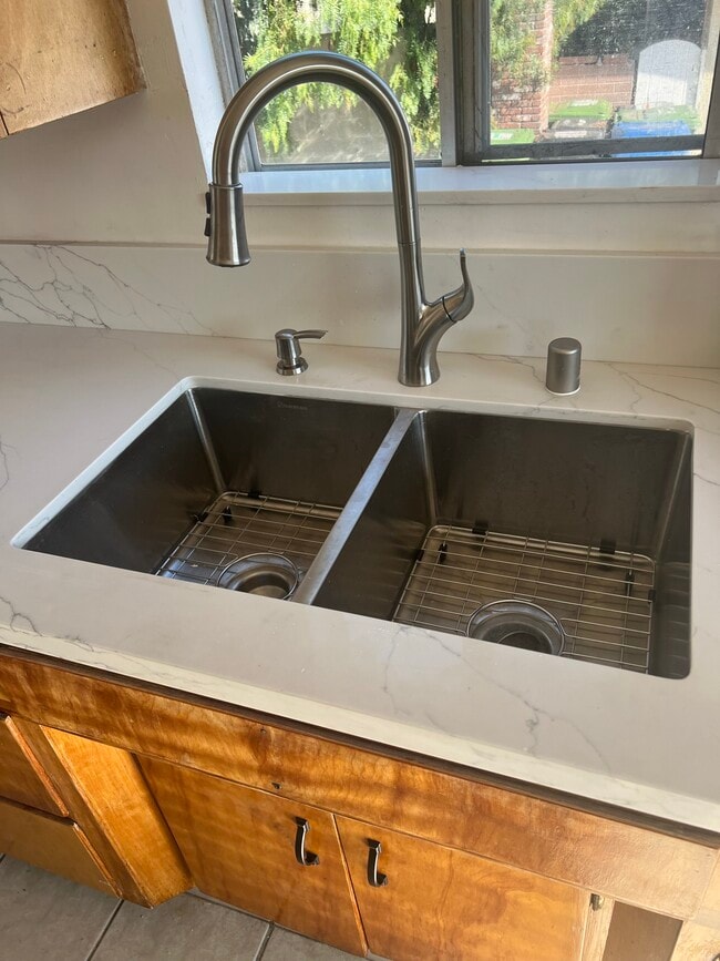 Photo - 1022 W 25th St Unidad #1