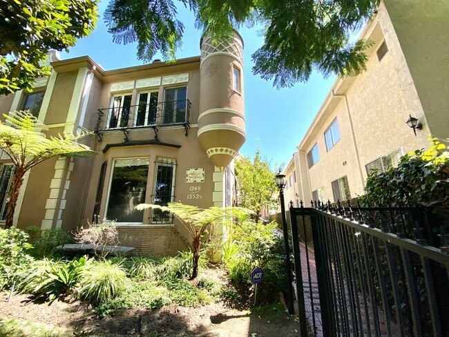 Building Photo - Very Unique Spacious sleek One Bedroom - O... Rental