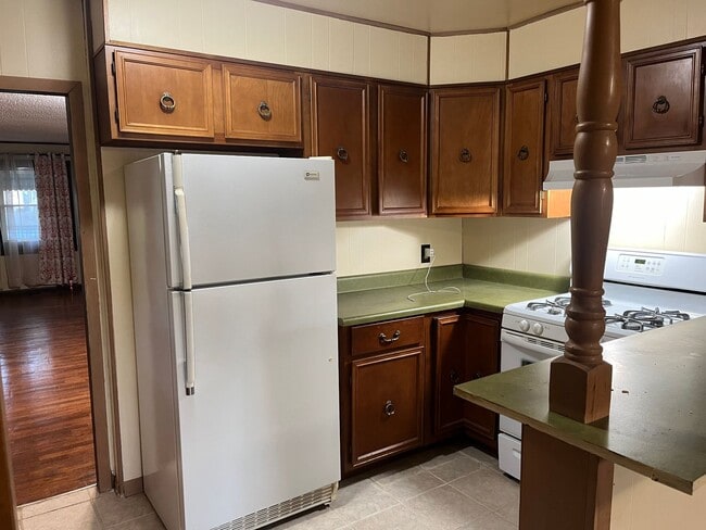 Photo - Clean 2 Bedroom home with hardwood flooring & large backyard