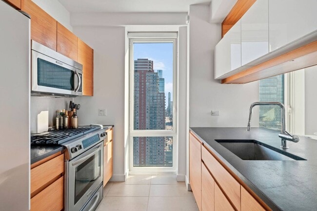 Photo - 550 W 45th St