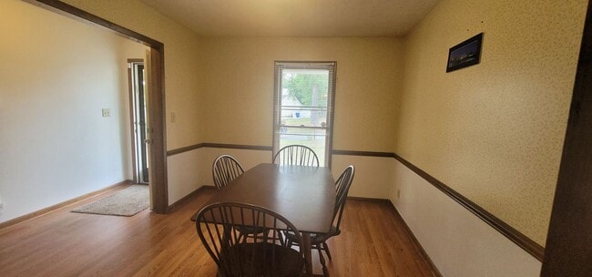Photo - 3 Bedroom, 2 Bath Ranch Home Minutes from Shopping, Eateries, and Restuarants!