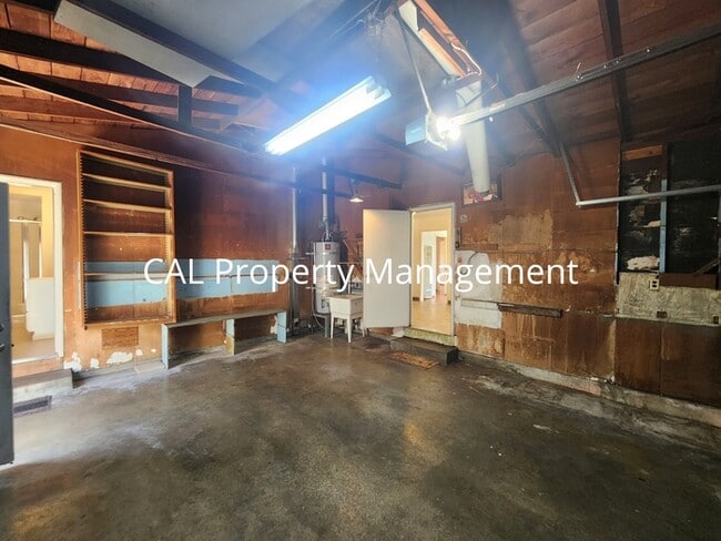 Charming 3BD/2BA Salinas Home with Sunroom & Backyard Access
