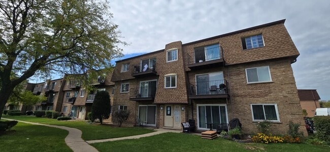Building Photo - 9475 Bay Colony Dr Unit 3N