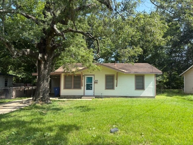 Building Photo - Cozy home with large living and dining area!