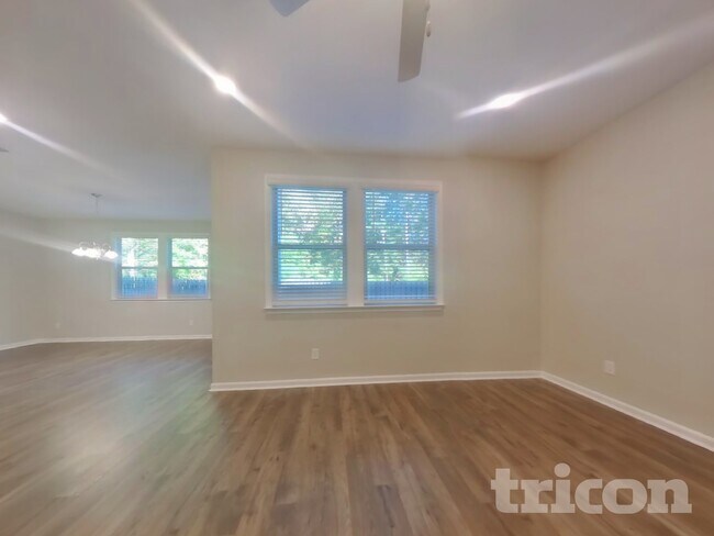 Photo - 156 Chapelcrest Ln