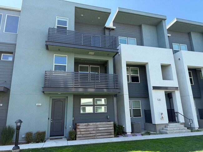 Building Photo - Executive Milpitas Townhome
