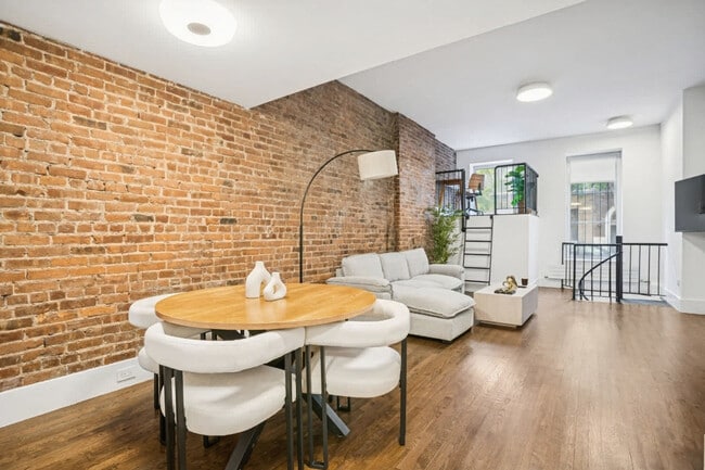 Building Photo - 125 E 83rd St