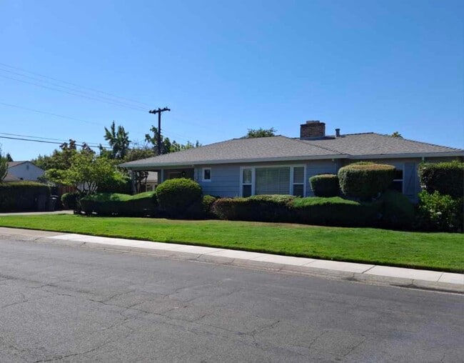 Building Photo - SHOWING Mon 12/8, Friday 12/12 at 1pm, and Wed 12/10 at 2:30pm