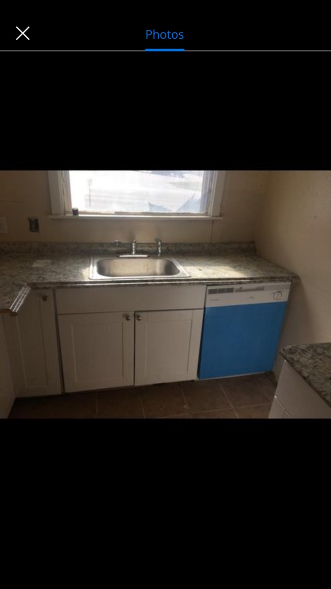 Photo - 719 Commercial