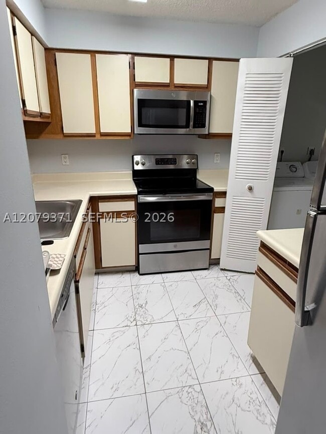 Building Photo - 1281 SW 46th Ave Unit 2504
